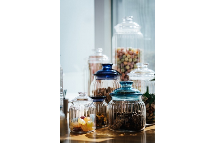 Old Vintage Canister 竖纹储物罐场景图